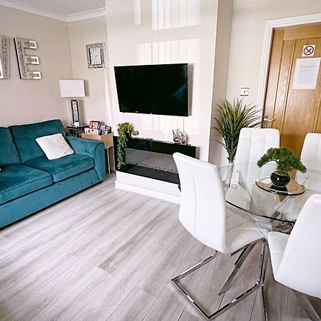 Entire 3-Bedroom Home In Oldham - Guest House Exterior foto